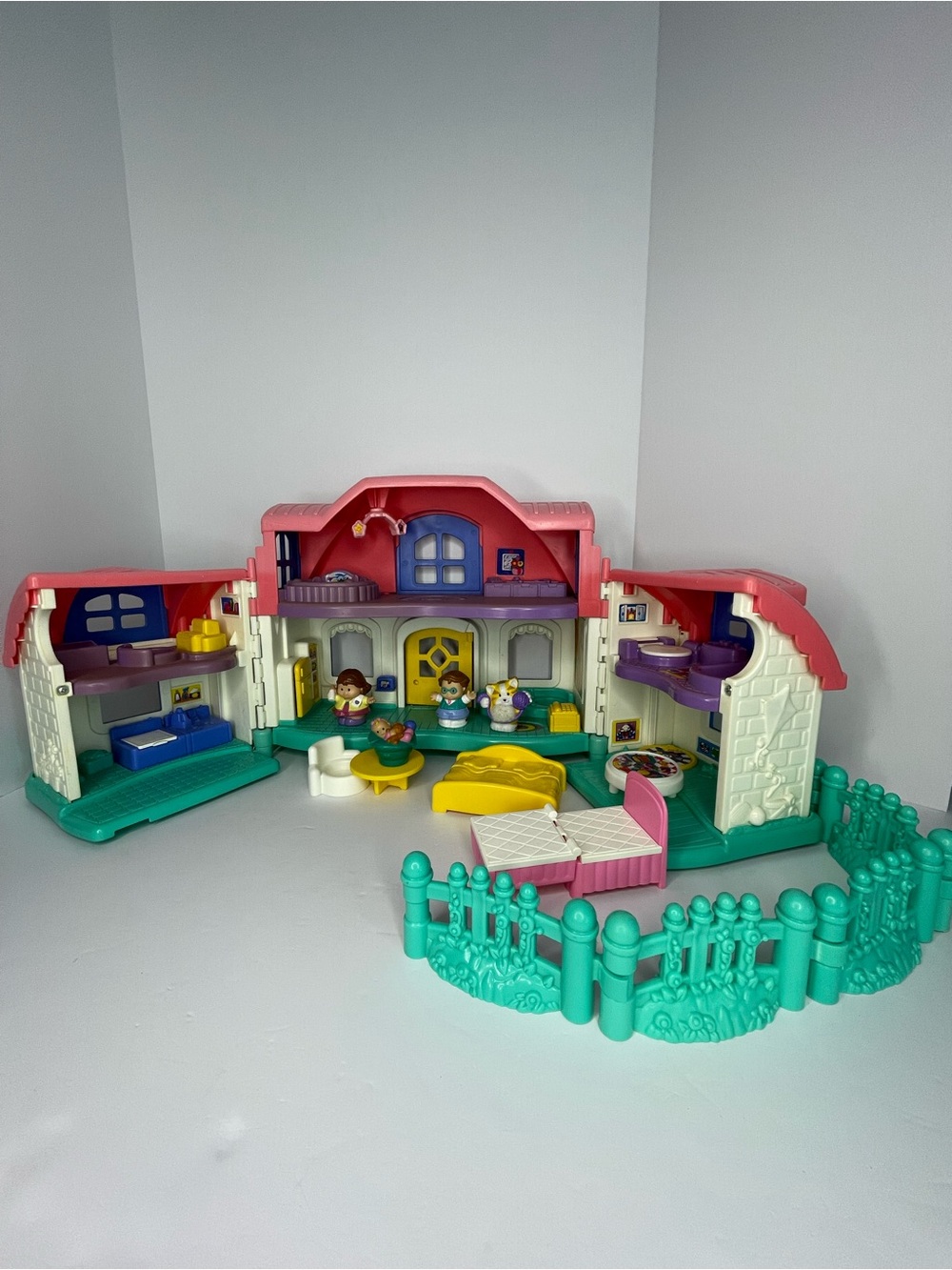 Fisher-Price Little People Sweet Sounds
Home Dollhouse Bundle Figures 2006 Pink